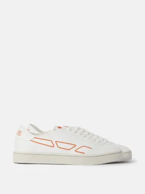 Modelo '65 trainer in orange